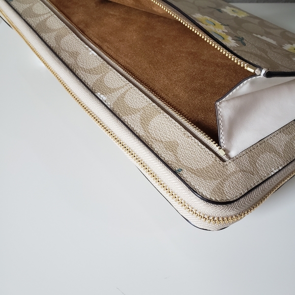 ❗SOLD❗❤Coach Laptop Sleeve in Signature Canvas - Picture 8 of 15